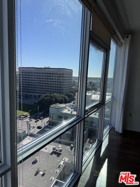 Foto del edificio - 3785 Wilshire Blvd