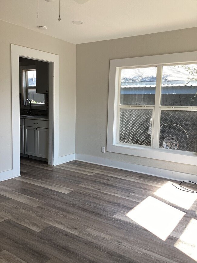 Foto del edificio - Gorgeous Newly Renovated 1 Bedroom Pets We...