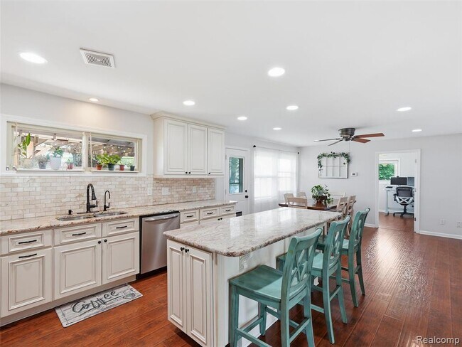 Building Photo - 39582 Burton Dr
