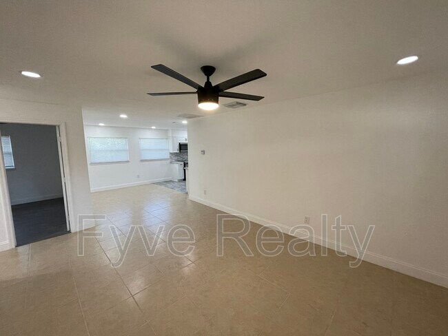 Building Photo - 10 E Celeste St