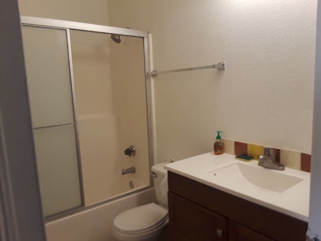 Bathroom - 47800 Madison St
