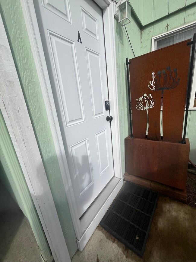 Private entrance - 4824 San Francisco Dr NE