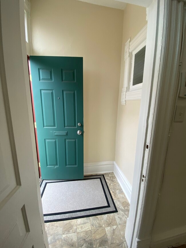 Building Photo - 903 N Wood St