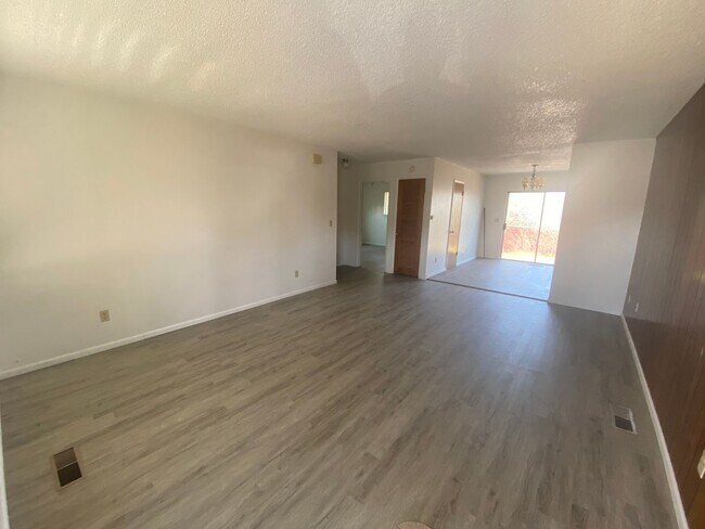 Building Photo - Sheppard-PM-019-0078-529-533