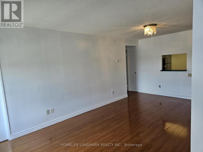 Photo du bâtiment - 901-2460 EGLINTON Ave