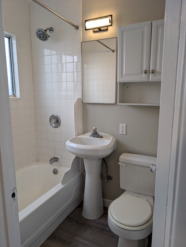bathroom - 4431 College Ave