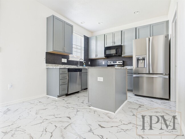 Building Photo - Newly Renovated!  3 bedrooms, 2 full baths...