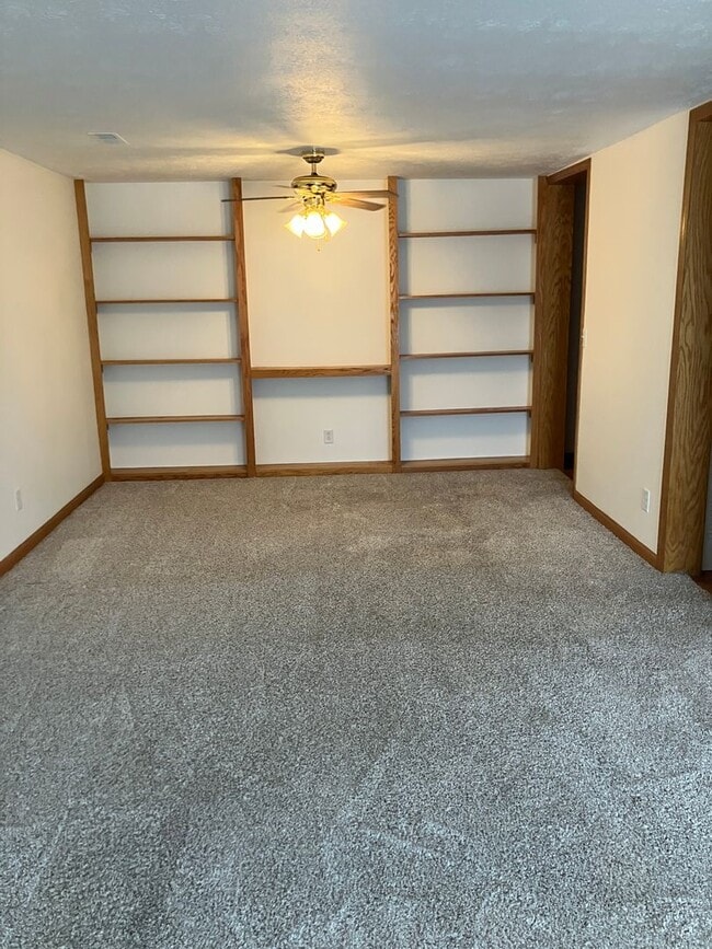 Building Photo - 38 Meadowview Terrace