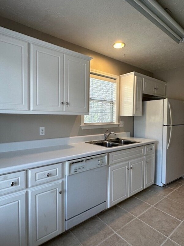 Building Photo - 246 Waverly Ct