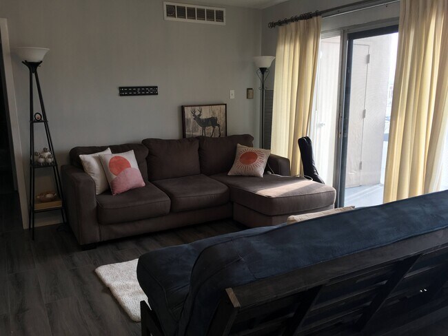 Foto del edificio - 2121 Nicholasville Rd