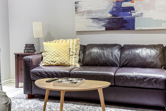 Photo du bâtiment - 21228-21291 91 Ave NW