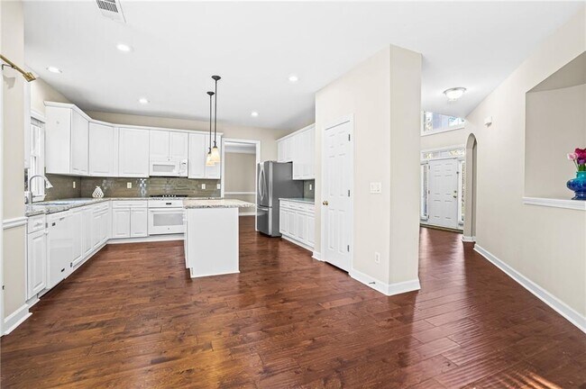 Building Photo - 3010 Lakeside Ct