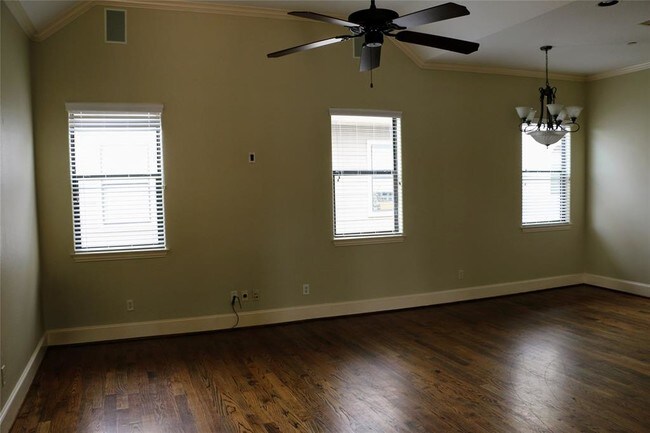 Building Photo - 6353 Richmond Ave