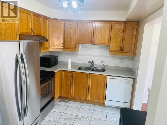 Building Photo - 20 Whiteface Crescent