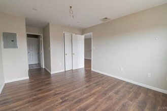 Building Photo - 410 Canal Park
