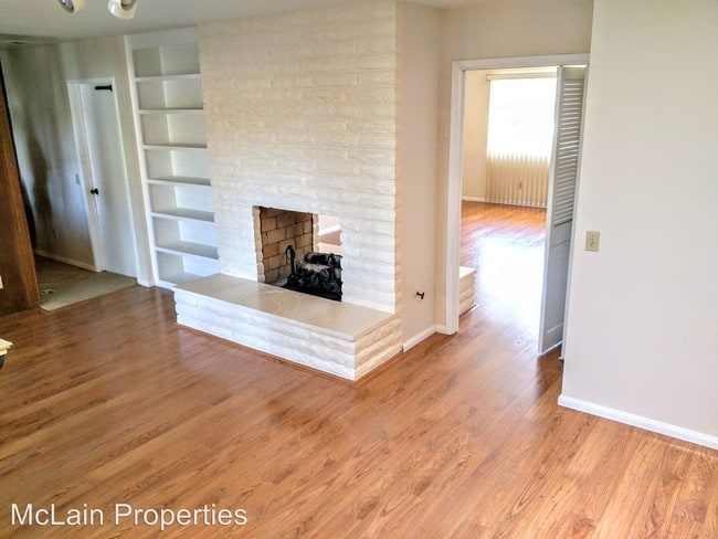 Foto del edificio - 4883 Hillside Dr