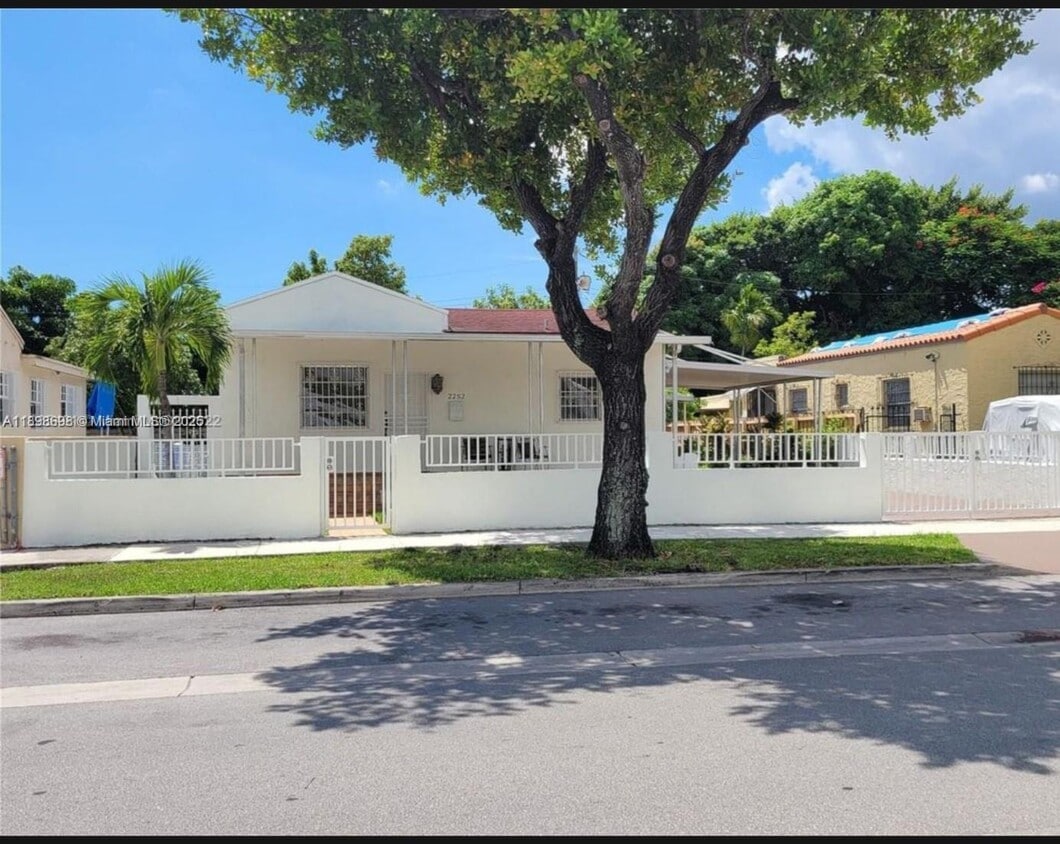 Foto principal - 2252 SW 10th St