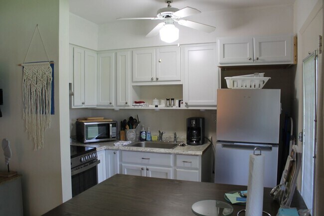 Foto del edificio - Trendy One Bedroom in Central Island Location - Available April 1-2026