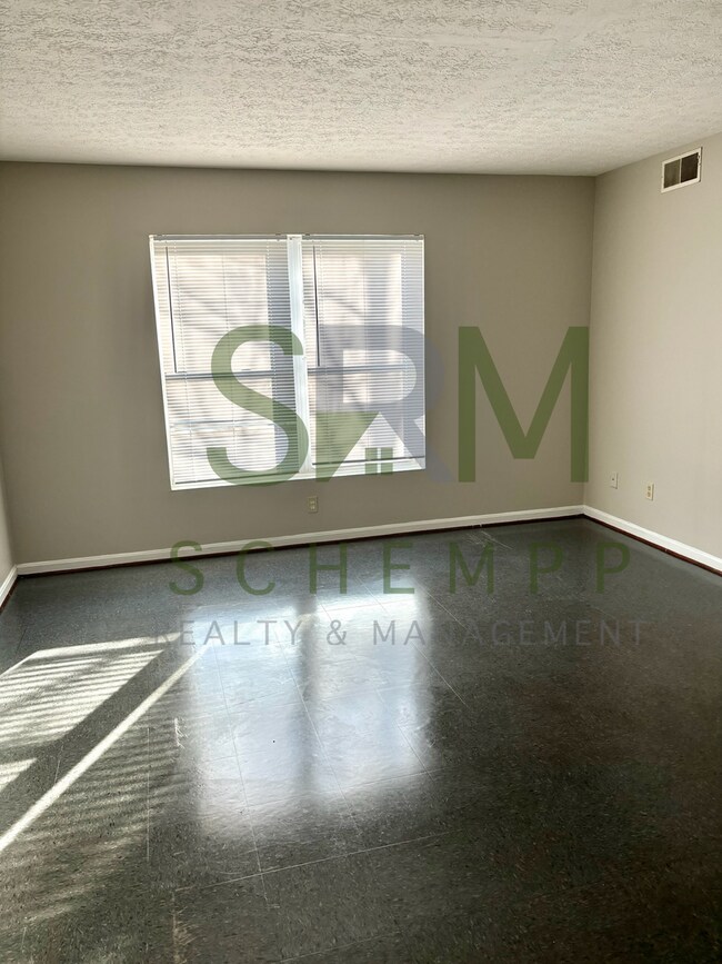 Foto del edificio - Updated first floor 1 bedroom apartment in West Louisville- Section 8 accepted
