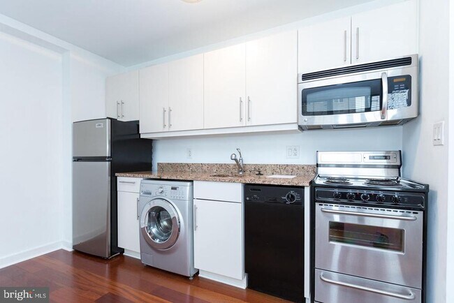 Building Photo - 219 S 18th St