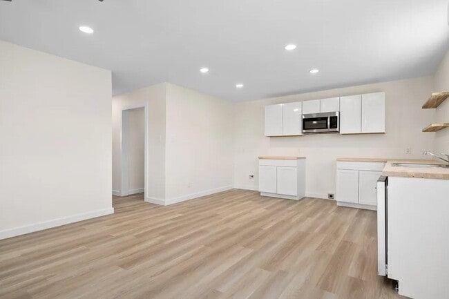 Building Photo - 424 Eloise Dr