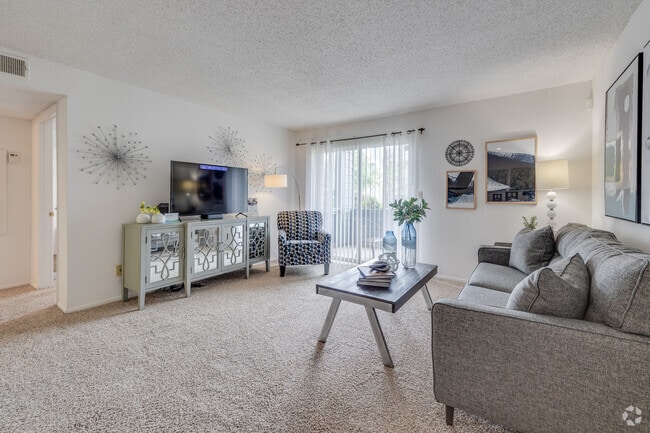 1BR, 1BA - 700SF - Living Area - Windsail Apartments