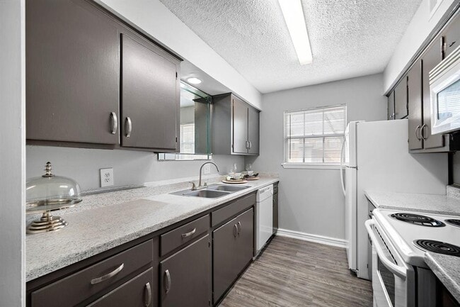 Foto del edificio - 2900 Briarhurst Dr