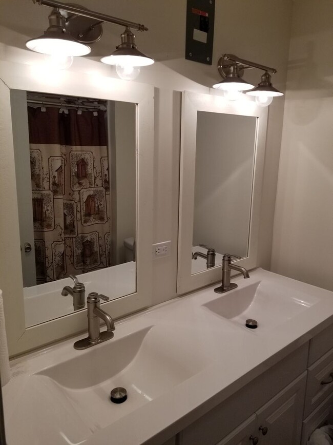 Building Photo - Newly remodeled 2 bed 1 bath in Prime Stev...