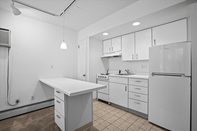 Building Photo - Franklin West Apartments, Leasing Office