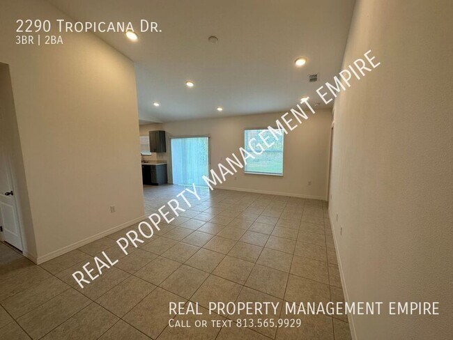 Foto del edificio - 2290 Tropicana Dr