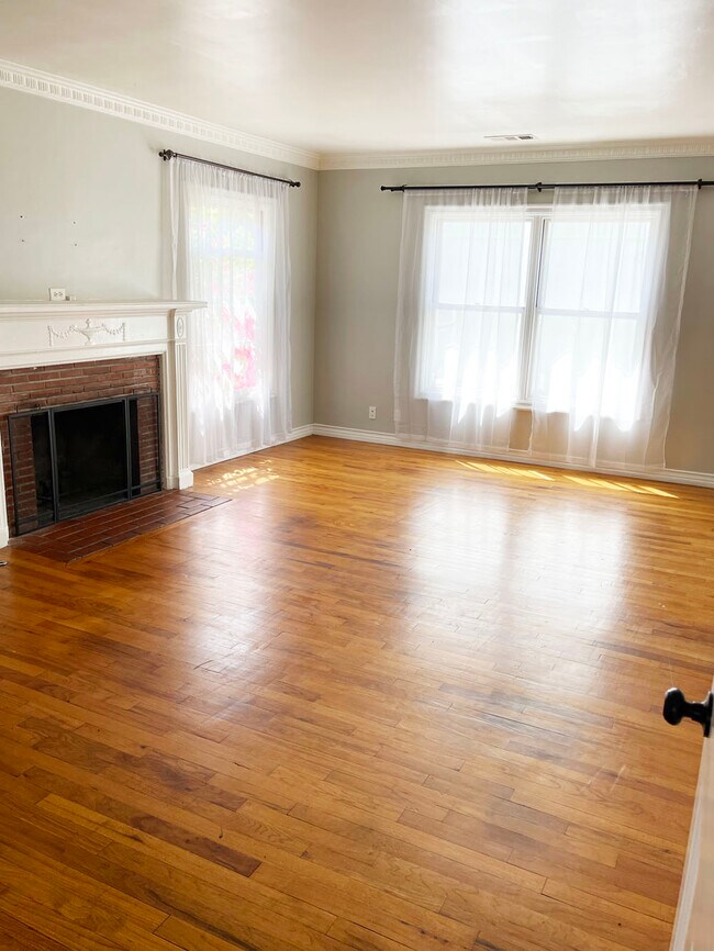 Building Photo - 2743 Kelton Ave