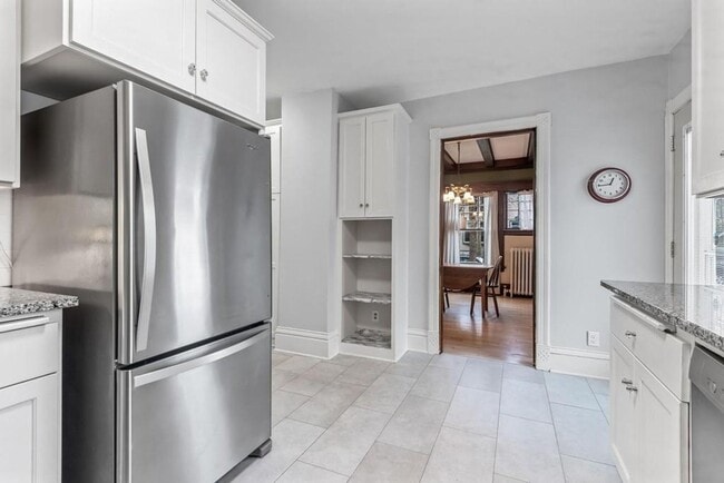 Building Photo - June 2026 ~ Cute 4 bedroom house. Spacious bedrooms. In unit laundry and dishwasher.