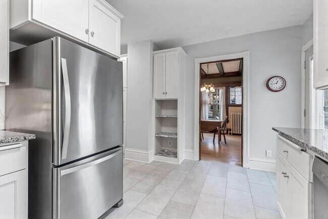 Foto del edificio - June 2026 ~ Cute 4 bedroom house. Spacious bedrooms. In unit laundry and dishwasher.
