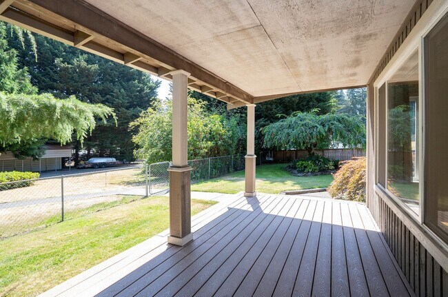 Building Photo - Delightful 2 Bedroom w/Garage