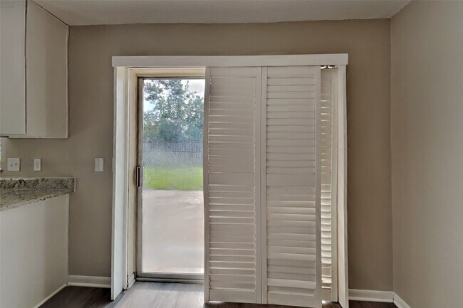 Foto del edificio - 5306 Hazel Grove Dr