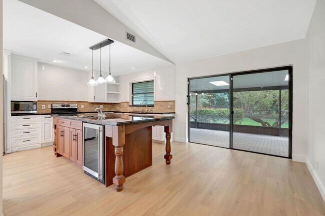 Building Photo - 13692 Cross Pointe Dr