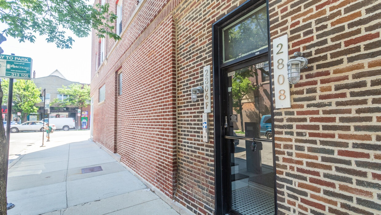 Entry - 2806 N Dawson Ave