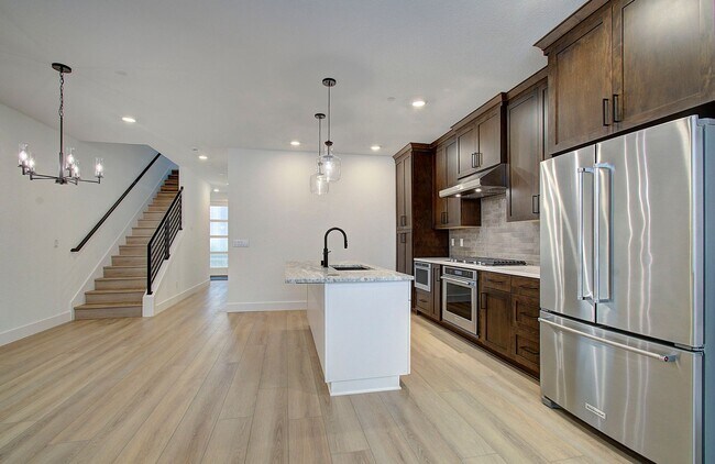 Foto del edificio - Luxury Upgraded Executive Townhome | 4 Bed | 3 Bath in Prime Camas School District