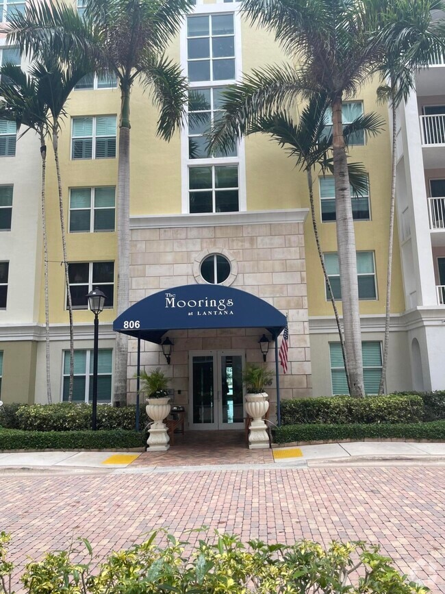Building Photo - 806 E Windward Way