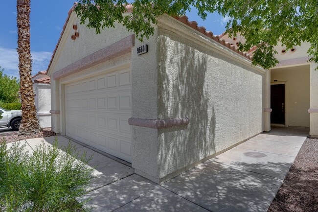 Building Photo - 3 BEDROOM SINGLE STORY HOME!