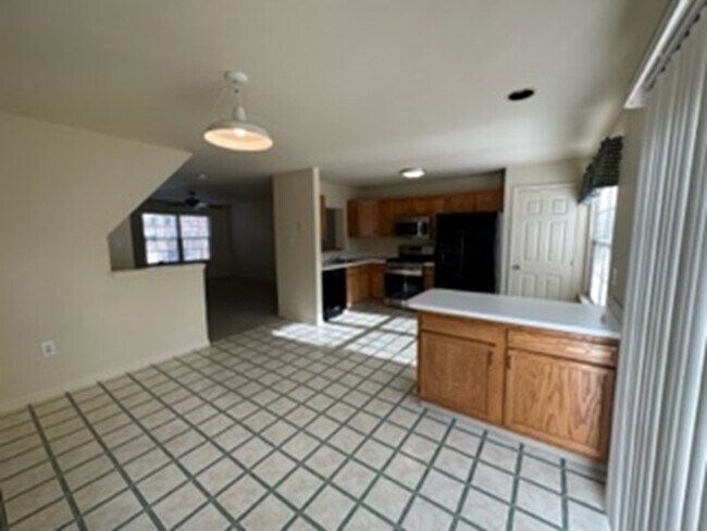 Building Photo - 61 Emandan Ln