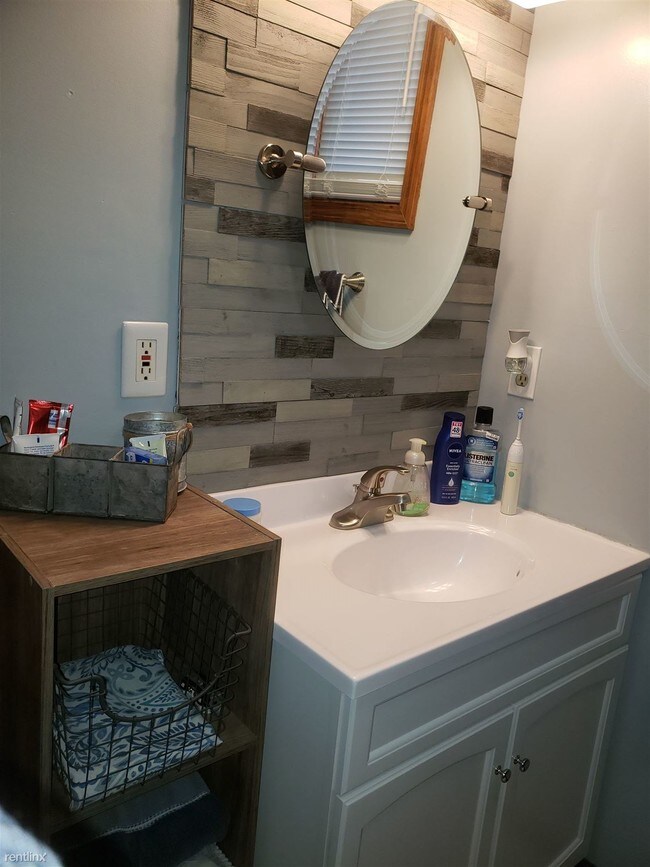 Foto del edificio - 3 br, 1 bath House - 421 Division St