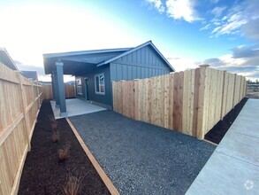 Building Photo - 4907 SW Zenith Ave