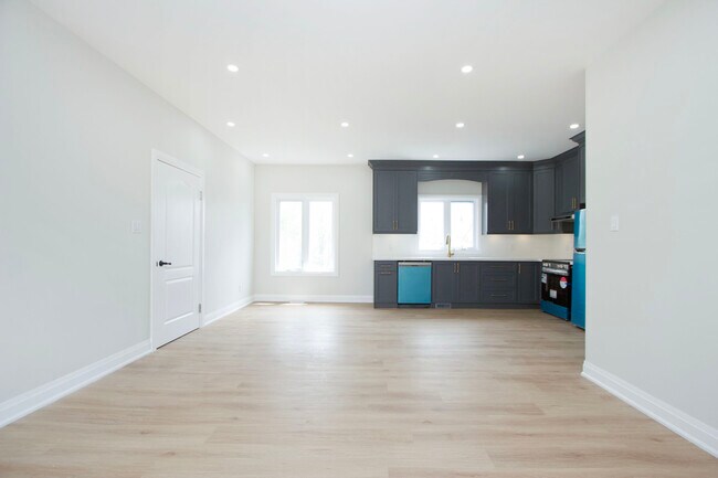 Photo du bâtiment - Stunning 3-Bedroom Legal Apartment for Ren...