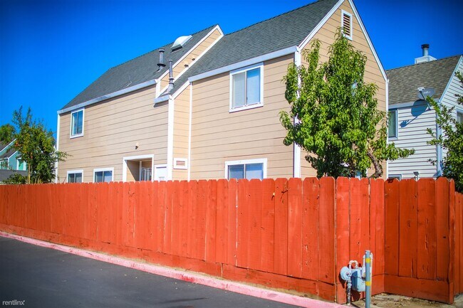 Building Photo - 3 br, 3 bath Townhome - 420 Benjamin Place