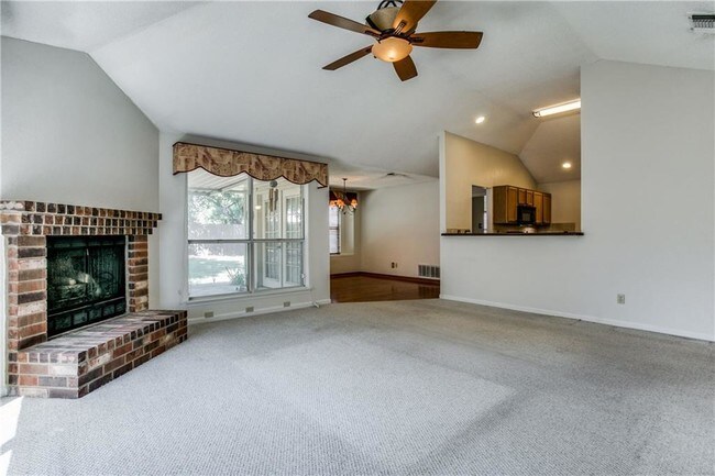 Building Photo - 4921 Oak Hollow Dr
