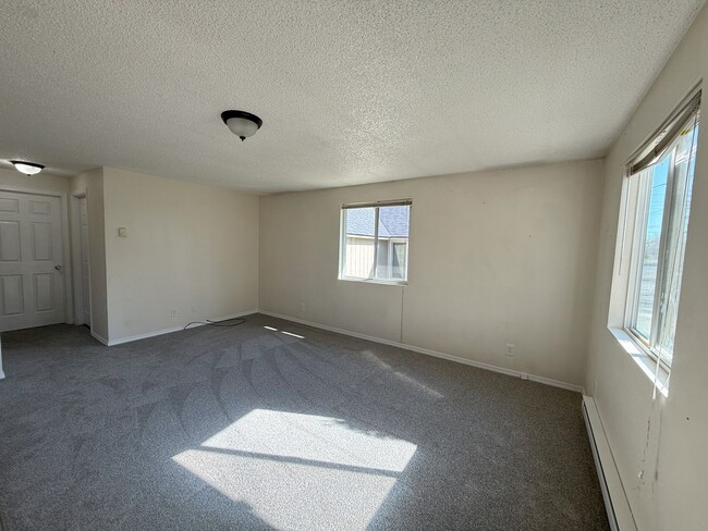 Building Photo - COZY 2 BEDROOM & 1 BATHROOM HOME