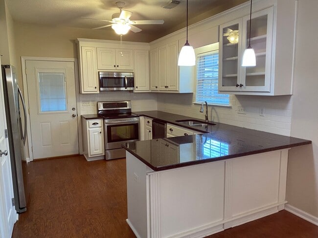 Building Photo - Cozy 3 Bed 2 Bath Available January 2026!