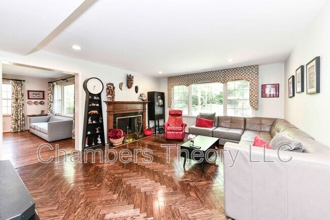 Foto del edificio - 5601 Little Falls Rd