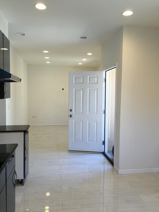 Building Photo - 438 3rd Ave